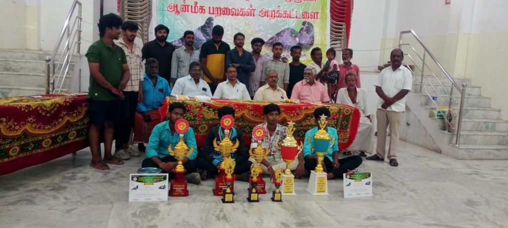 A prize distribution ceremony for the pigeon race was held today at the Palani Shanmugavel Mahal on behalf of the Palani Sri Balamurugan Bird Trust, Dindigul District.